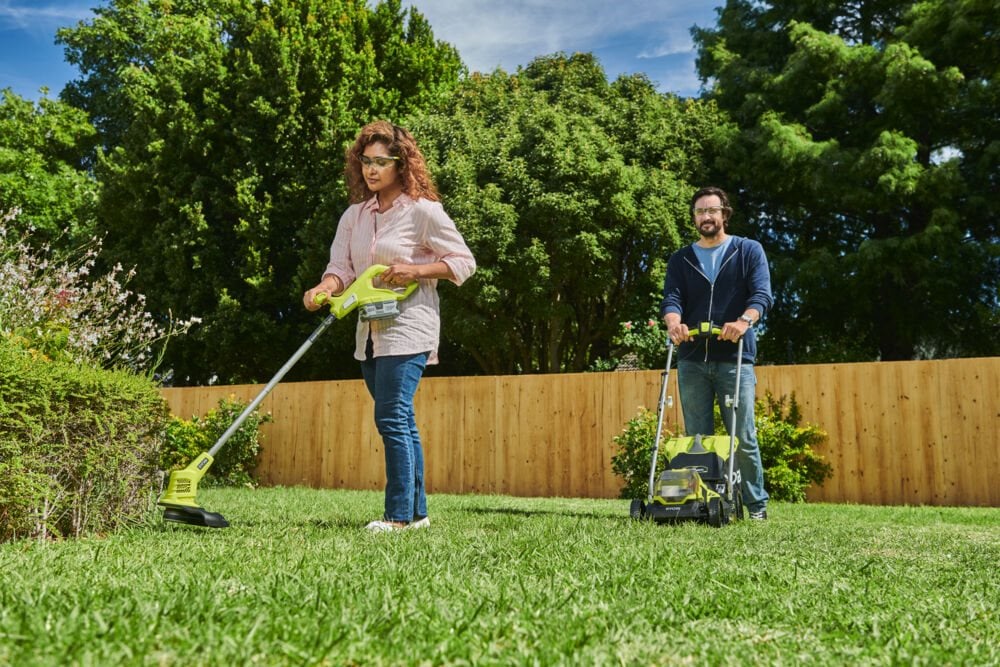 Kobieta używa podkaszarki