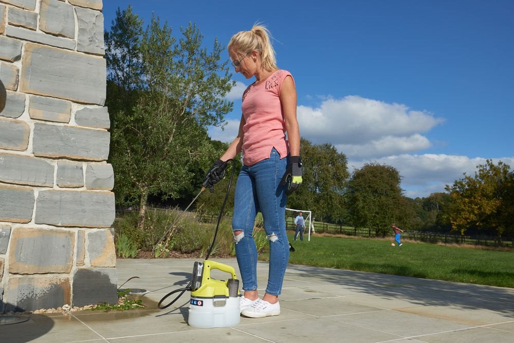 Kobieta używa opryskiwacza ręcznego