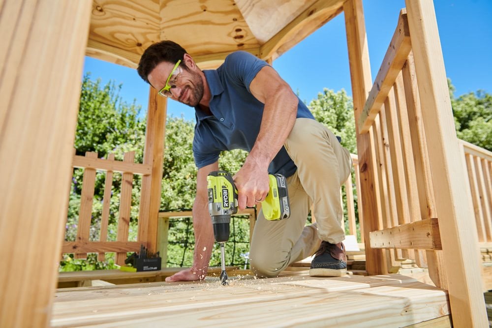 Jak zbudować drewutnię - niezbędne narzędzia i zakres pracy
