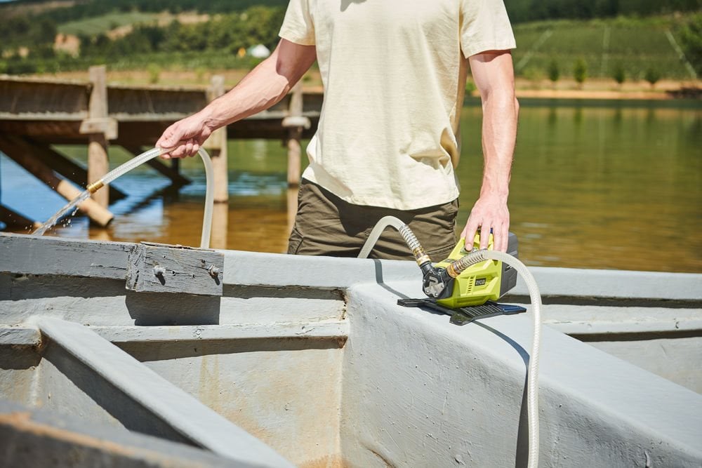 Pompa do wody na akumulator RYOBI używana do transferu wody