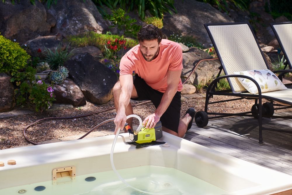 Pompa akumulatorowa RYOBI do wody czystej