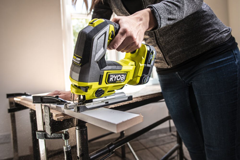 Praca z zezszczotkową wyrzynarką RYOBI 18V HP