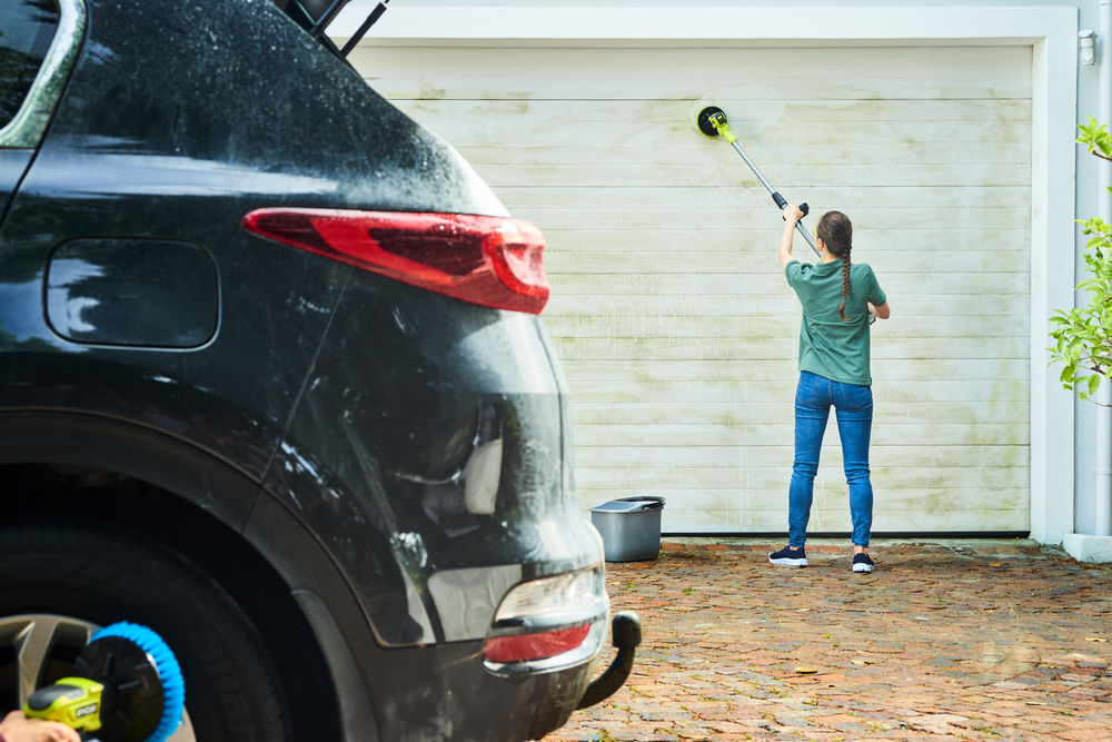 RYOBI’s NEW 18V Telescopic Power Scrubber and Compact Power Scrubber are ideal for removing grime and dirt from a variety of surfaces.