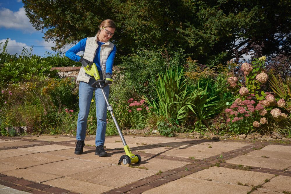 Jarní úklid kolem domu: jak umýt terasu a vyčistit zámkovou dlažbu? 