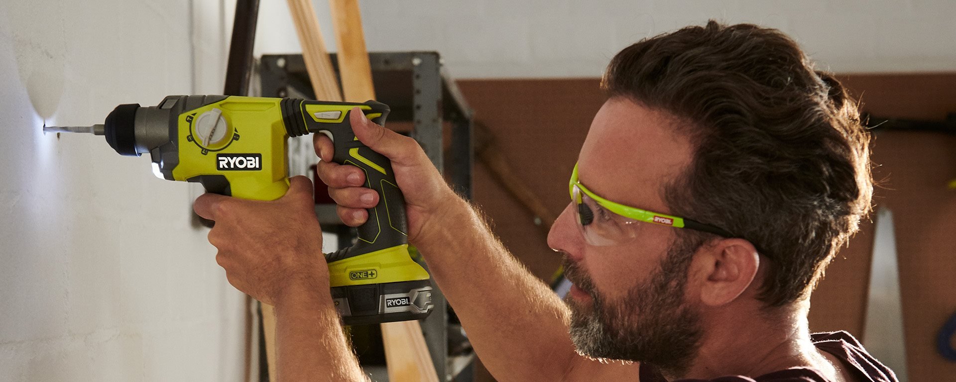 Tegels verwijderen met een boorhamer: zo doe je dat