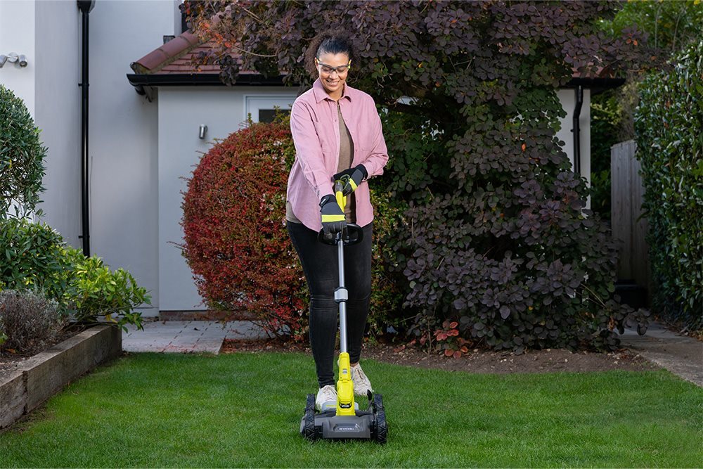 Praktická a kompaktní sekačka na malé trávníky - jaká by měla být? 