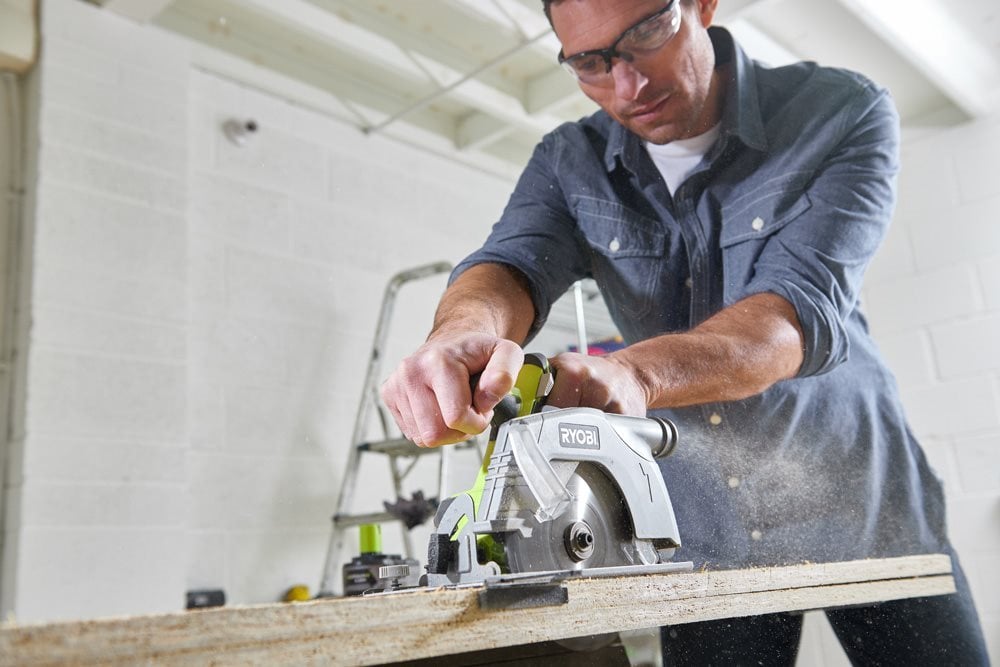 Jak vyrobit krmítko pro ptáky? Jednoduchá řešení a tipy