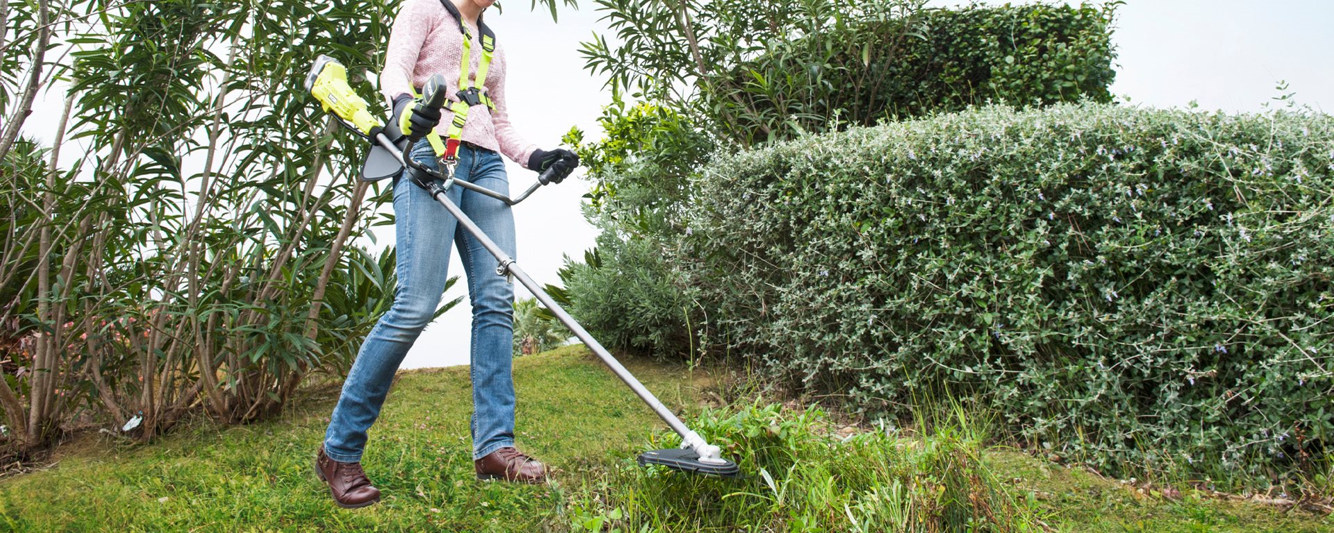 Quelle lame ou fil de coupe pour débroussailler un terrain en friche ?