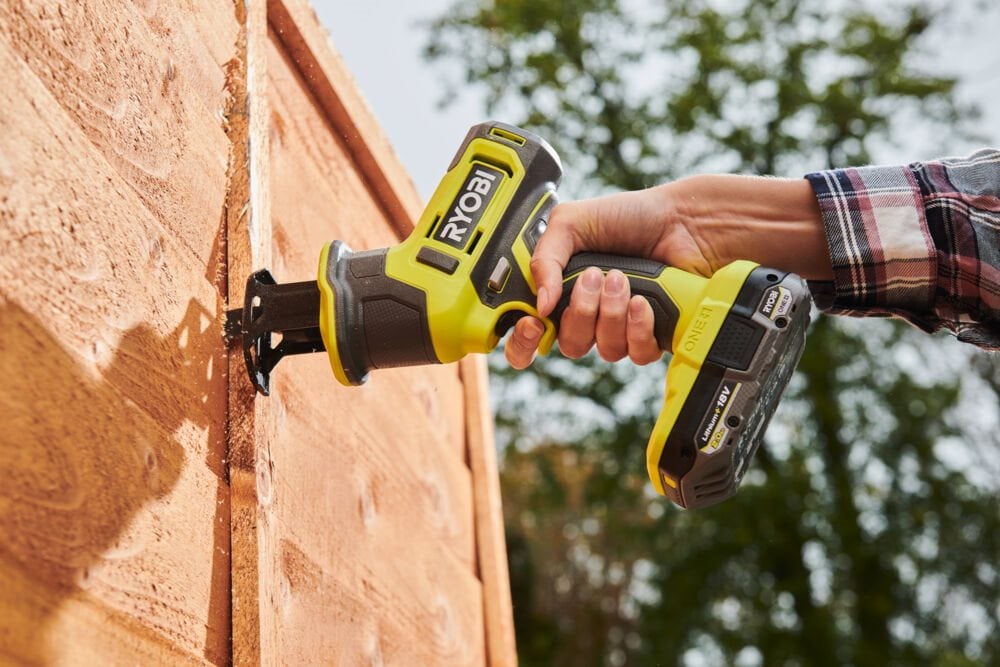 Dossier Presse - Ryobi® enrichit sa gamme 18V ONE+™ avec 2 nouvelles scies compactes pour les travaux de bricolage et du bois : une scie sabre à 1 main et une scie circulaire Ø 115 mm alliant maniabilité et performance.
