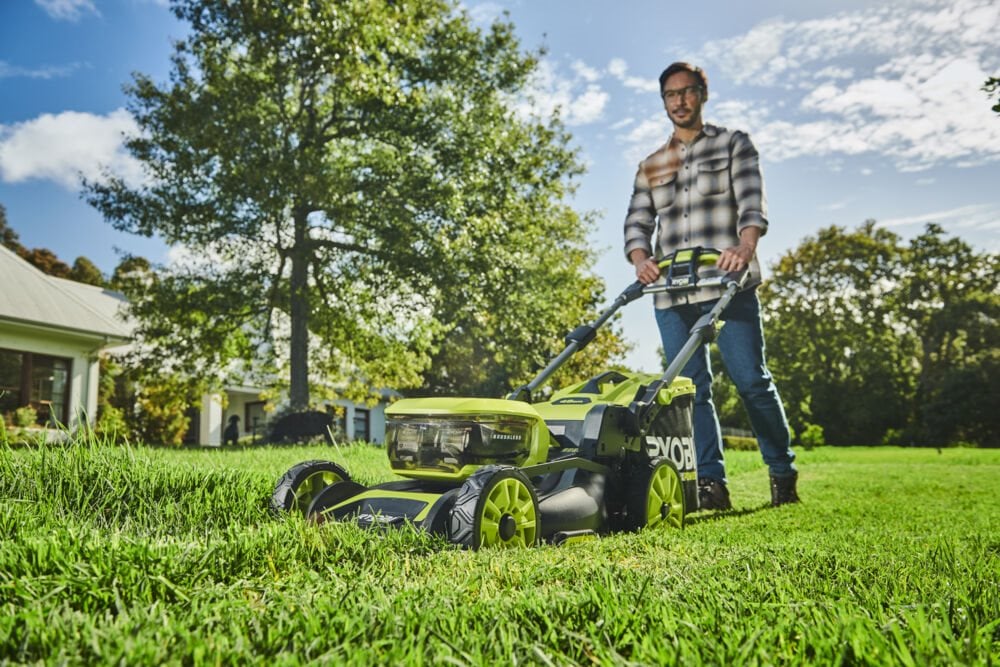 Dossier Presse - La plateforme 36V MAX POWER Ryobi® s’élargit avec deux tondeuses tractées Brushless 46 et 53 cm
