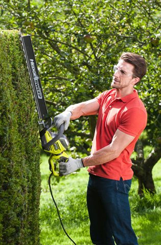 Taille-haie RYOBI en utilisation