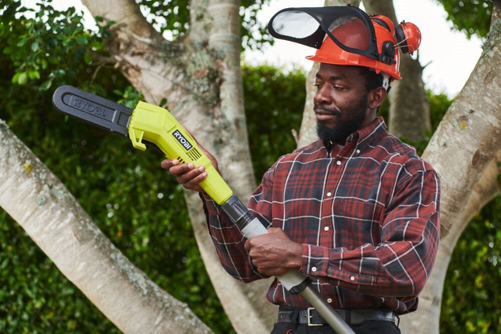 Dossier Presse - présente deux outils 18V ONE+™ innovants et performants pour les travaux de coupe, d’élagage et d’entretien des extérieurs avant l’arrivée de l’hiver