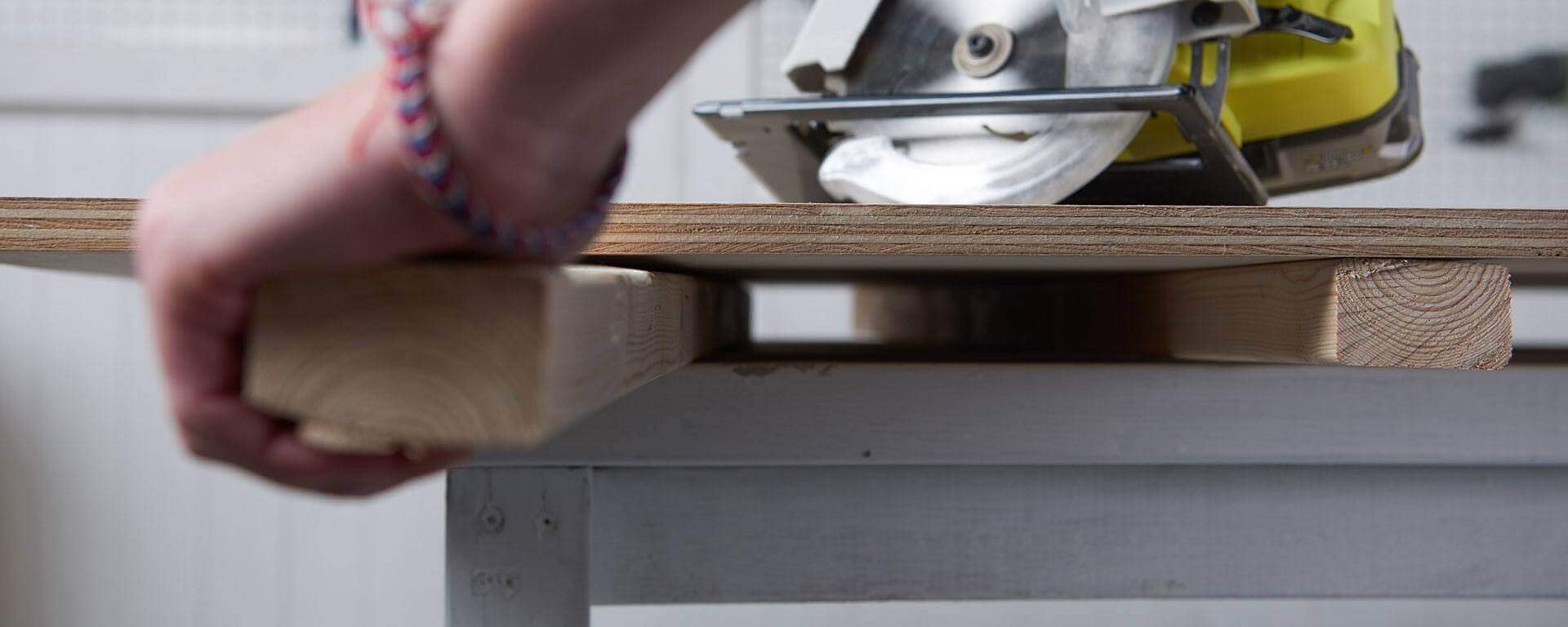 comment couper une planche en bois sur votre etabli en utilisant une scie circulaire