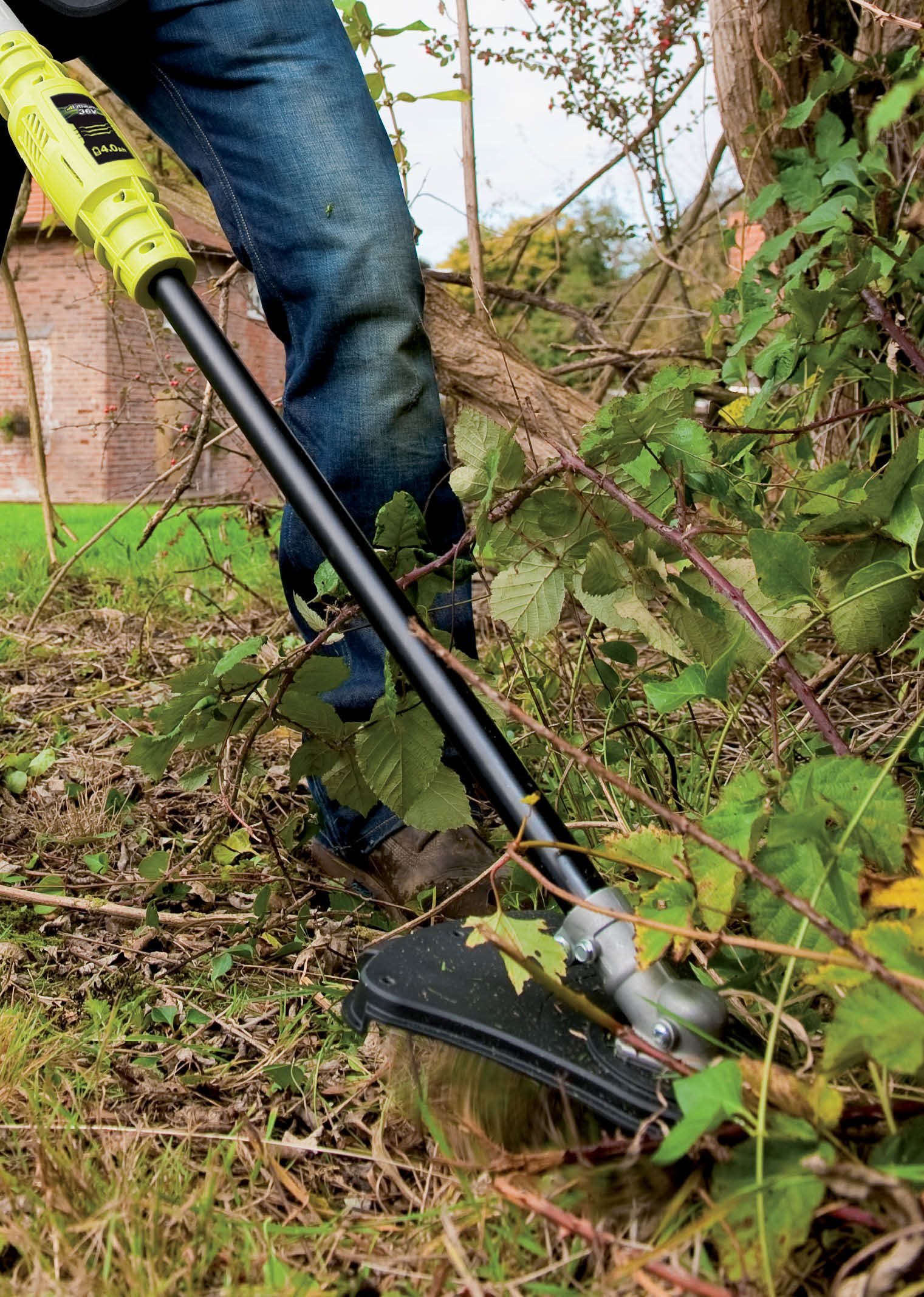 Bramen verwijderen met een bosmaaier: zo pak je het aan