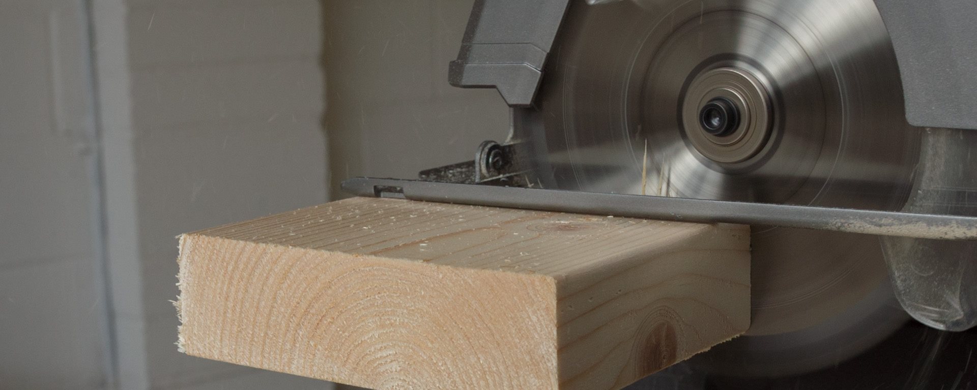 Cirkelzaag met geleiderail: zo maak je perfect rechte zaagsneden