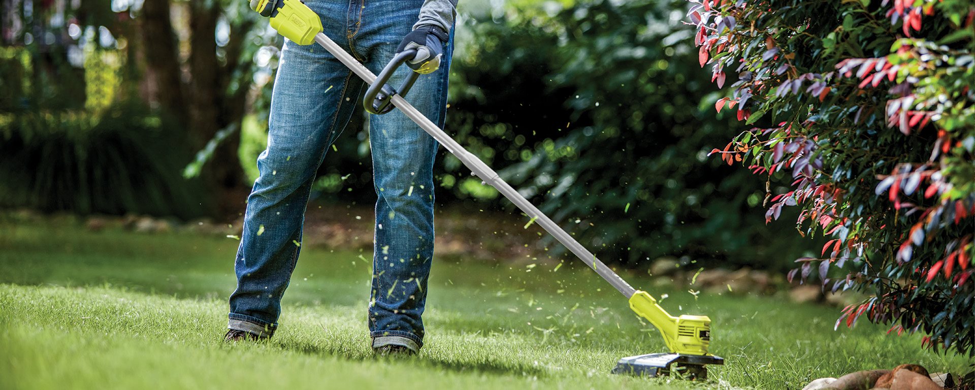Bosmaaier of grastrimmer: wat is het verschil en wat past bij jouw tuin?