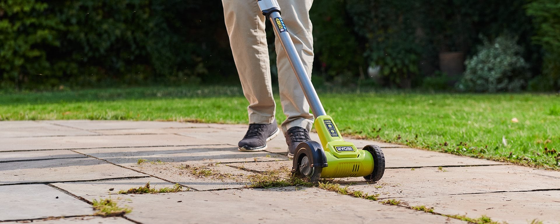 Zo maak je je terras schoon zonder hogedrukreiniger