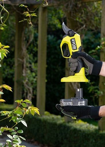 Snoeischaar slijpen: zo houd je je tuingereedschap in topconditie