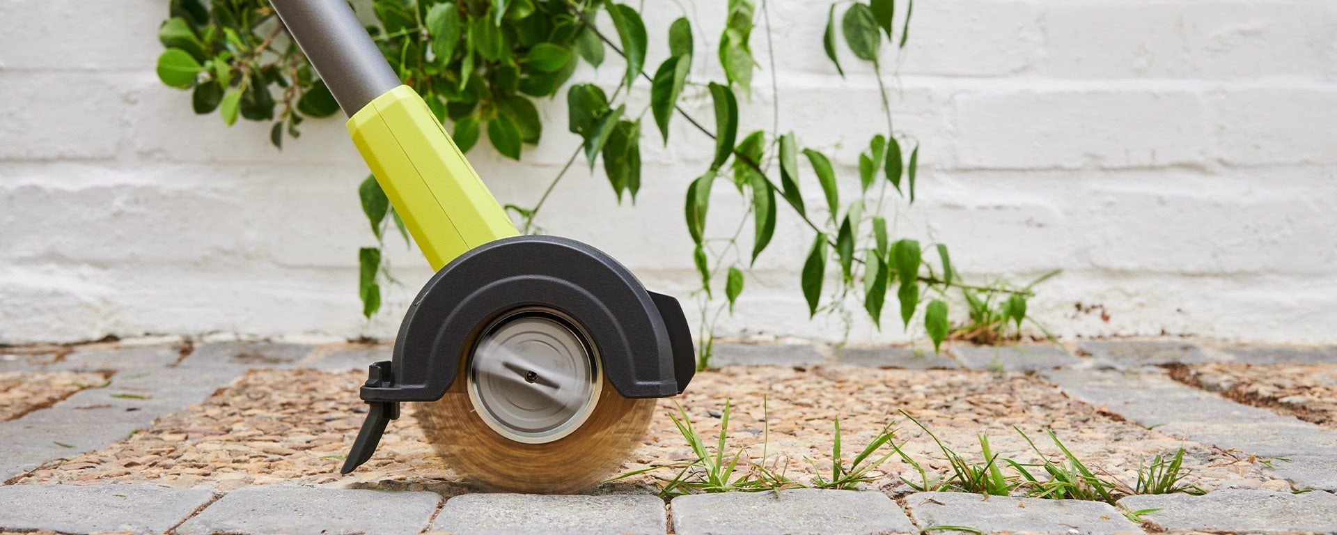 Tuintegels schoonmaken: 7 methoden voor een stralend terras