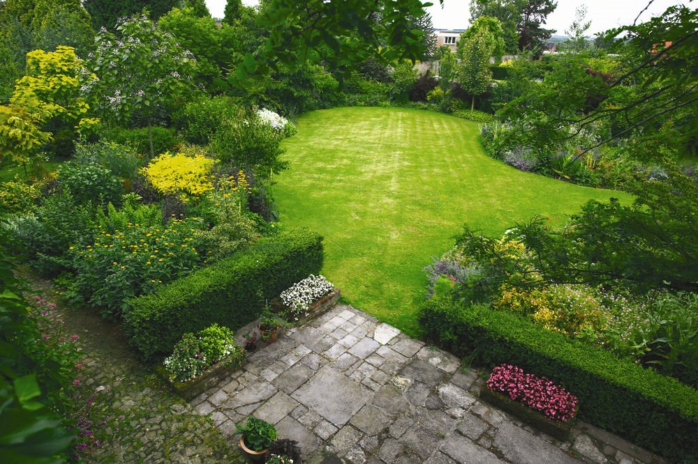 Zakładanie ogrodu przed domem – przygotowania krok po kroku