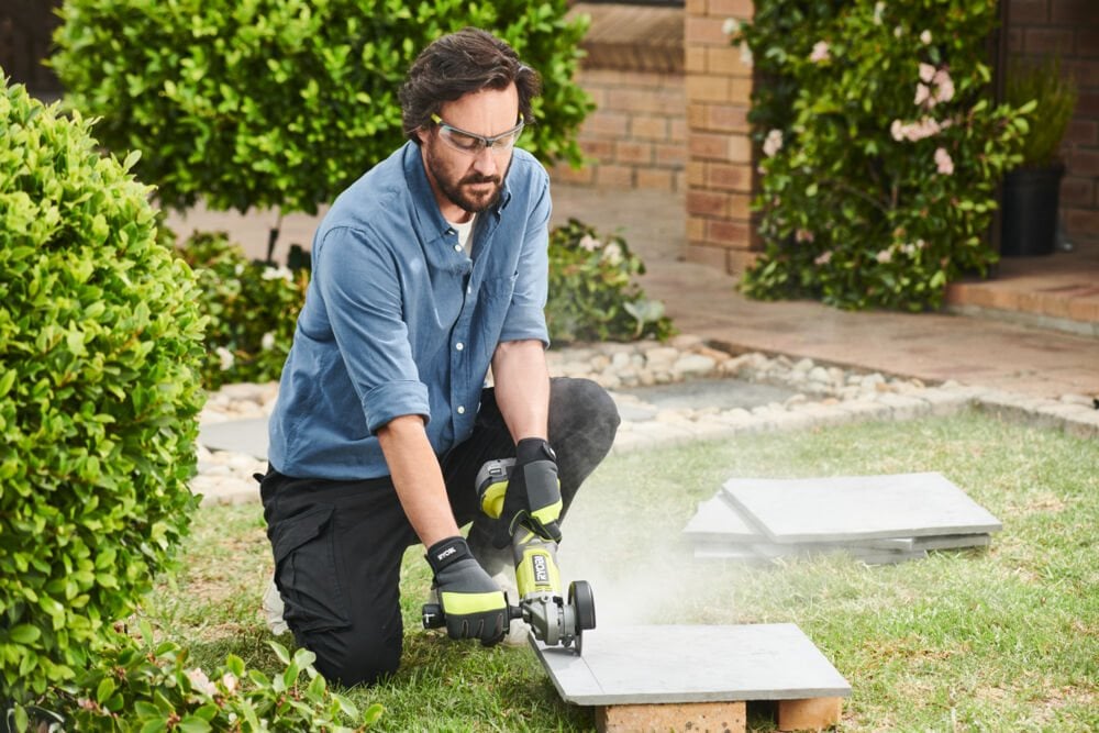 Szlifierka kątowa 18V ONE+ 125mm w zestawie z akumulatorem 4.0 Ah, ładowarką i torbą