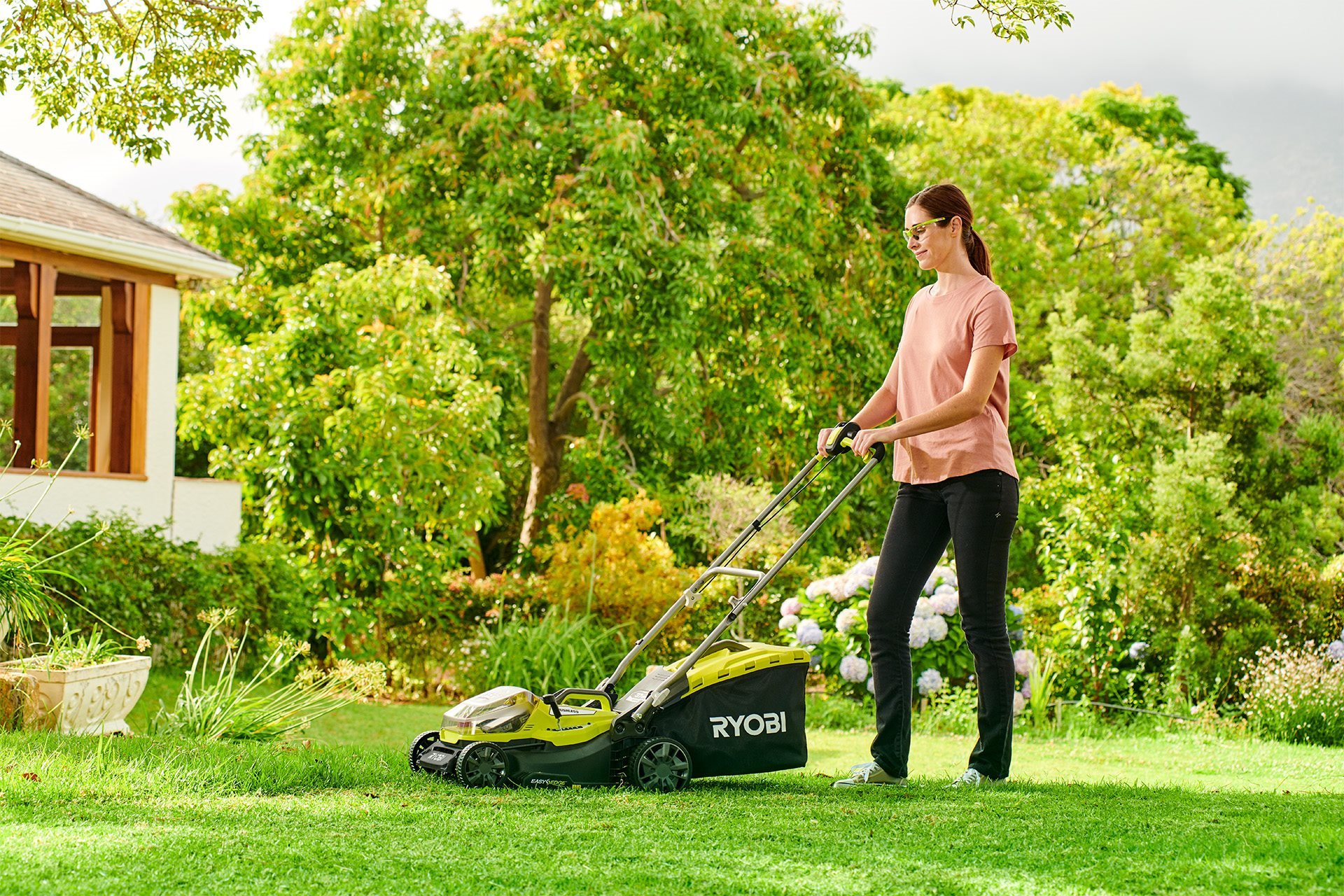 ¿Cómo mantener un jardín bonito en verano?