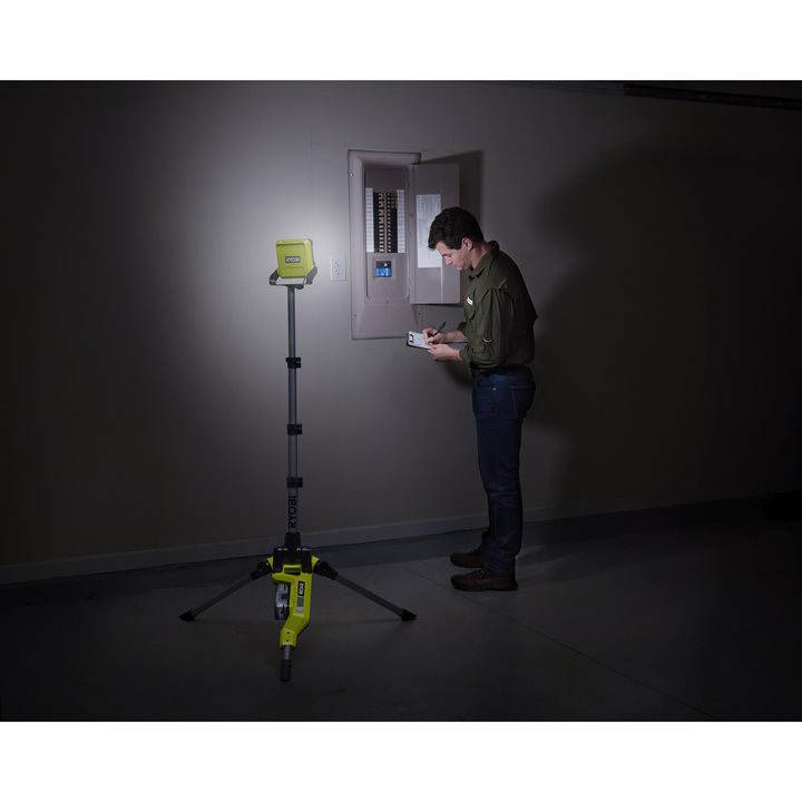 Projecteurs & lampes Ryobi : éclairage atelier bricolage à batterie