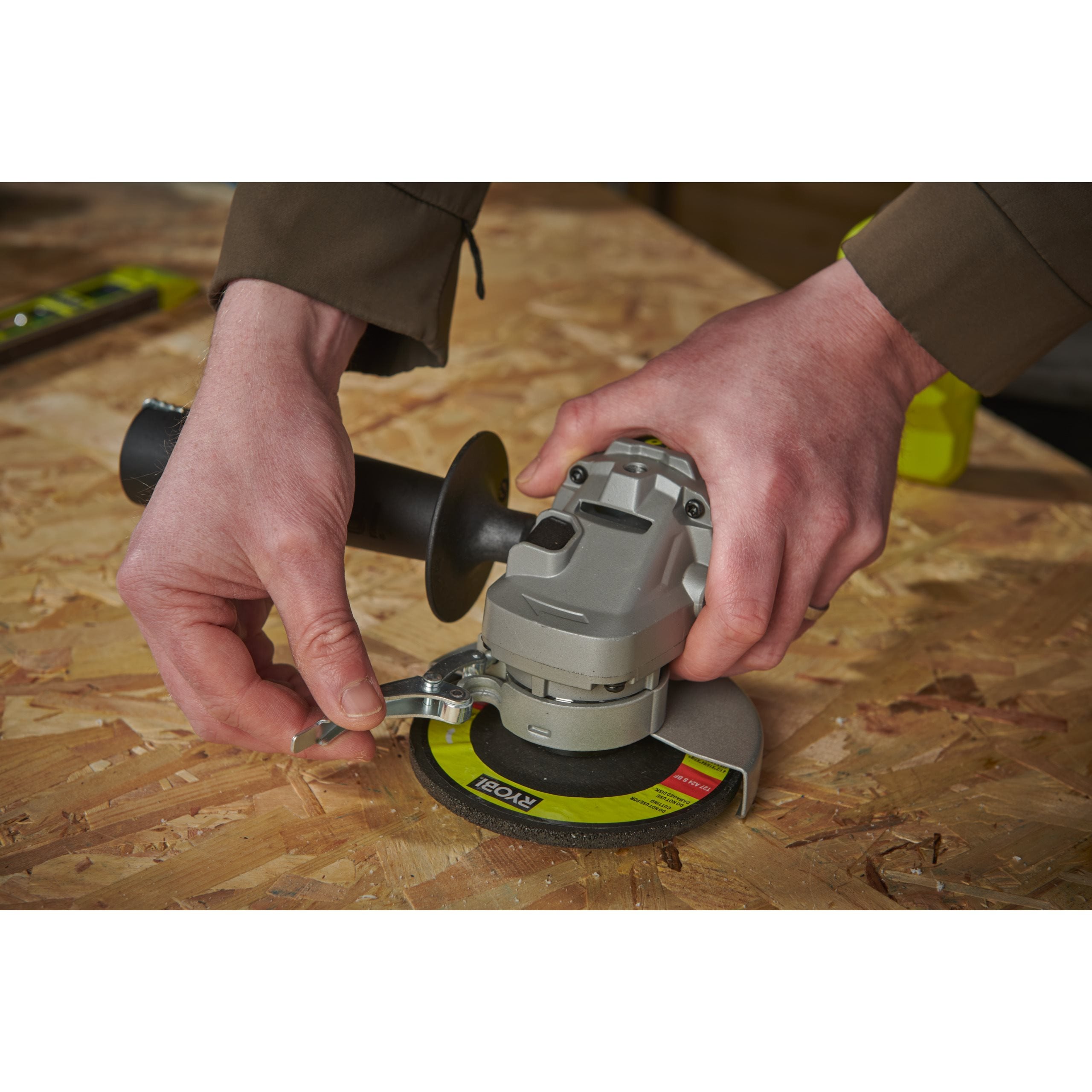 Ryobi - BRUSHLESS haakse slijper 18 V 125 mm - 11.000 rpm - 1 lithium accu 5,0 Ah - snellader - Geleverd in draagtas met 1 slijpschijf - R18AG7-150GZL Ryobi - BRUSHLESS haakse slijper 18 V 125 mm - 11.000 rpm - 1 lithium accu 5,0 Ah - snellader - Geleverd in draagtas met 1 slijpschijf - R18AG7-150GZL