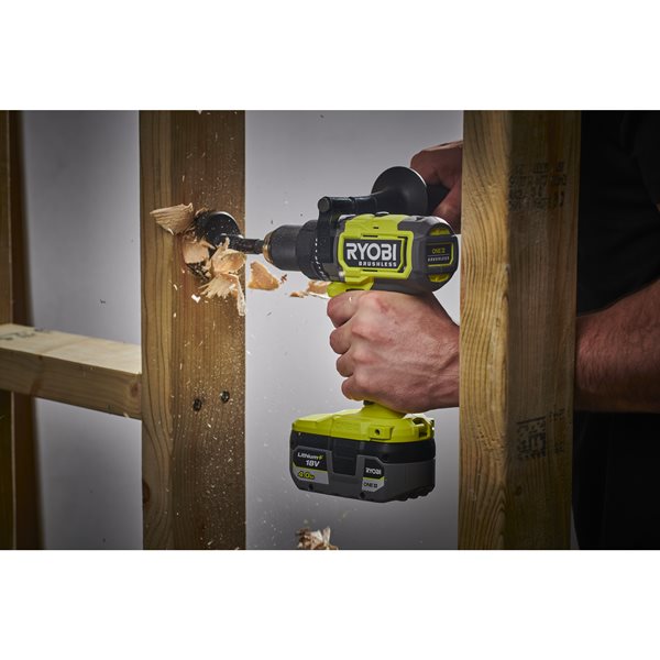 Perceuse-visseuse 18V ONE+™ en utilisation
