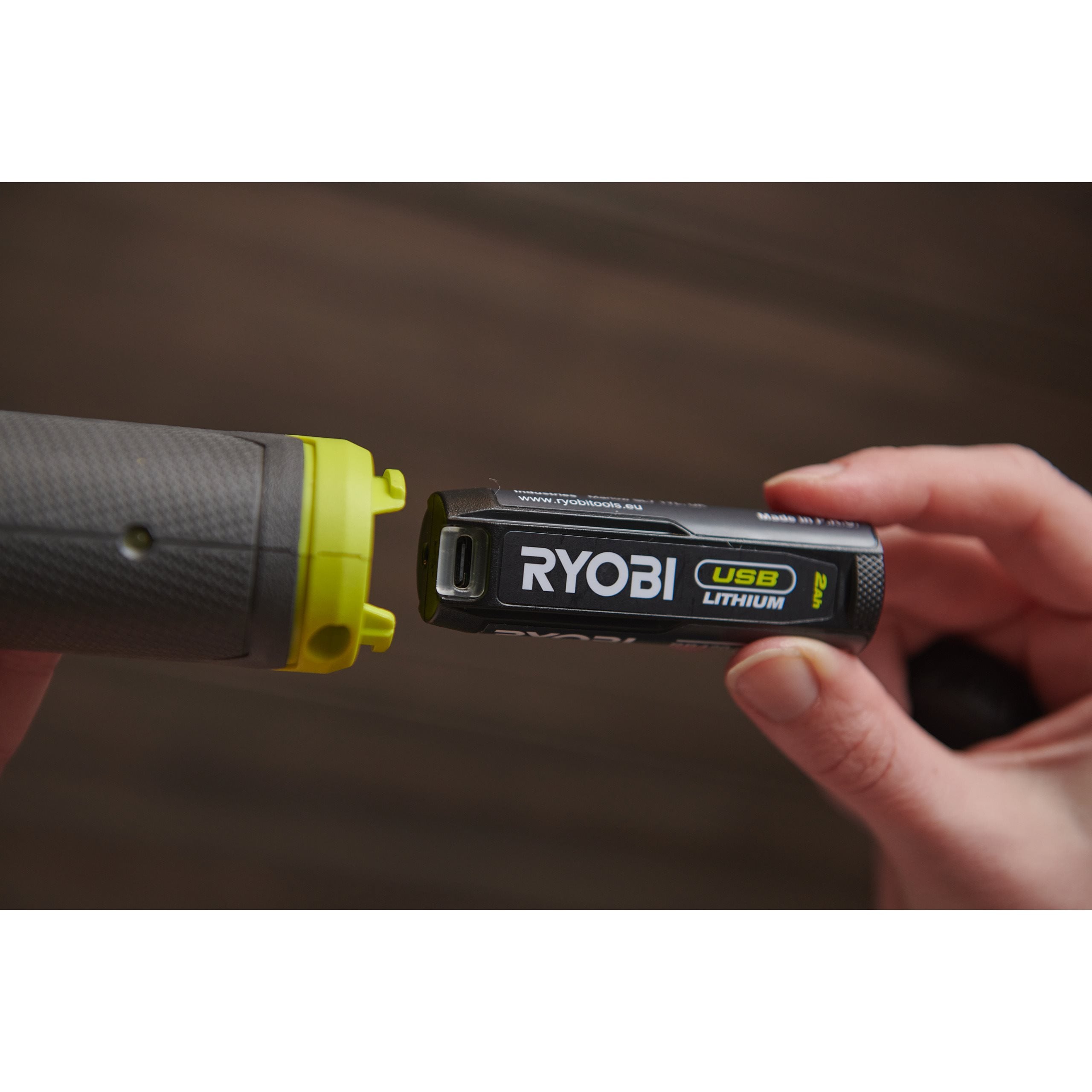 RYOBI Clé à cliquet 4V USB Lithiu - eancheent carré 1/4’’ - 8 N RYOBI Clé à cliquet 4V USB Lithiu - eancheent carré 1/4’’ - 8 N