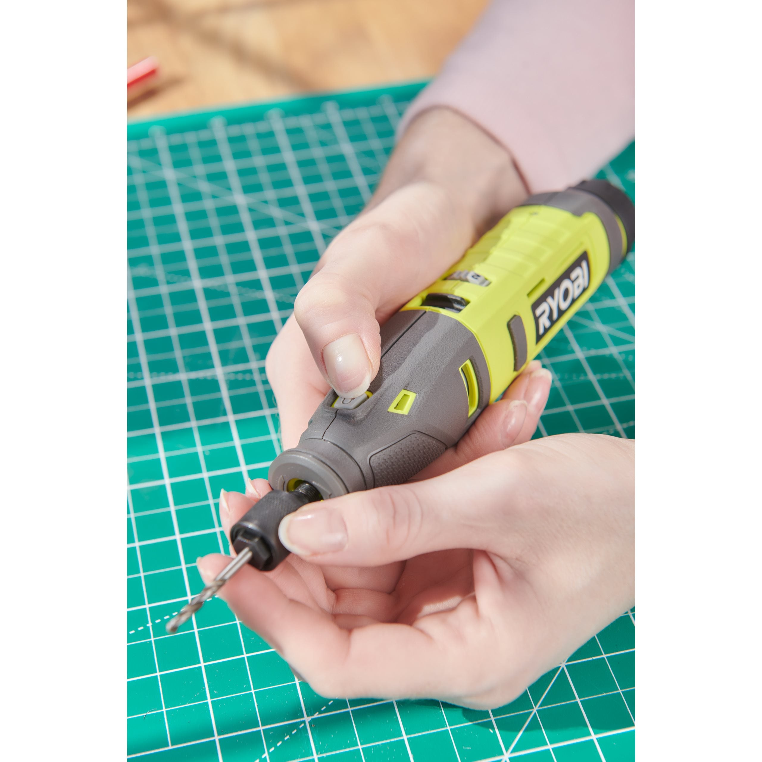 希少❗️デッドストック、新品未使用 RYOBI BASS LOVE 2260ML 4V USB Lithium™ sukamasis įrankis (1x 2.0Ah, su 15 priedų) | Ryobi